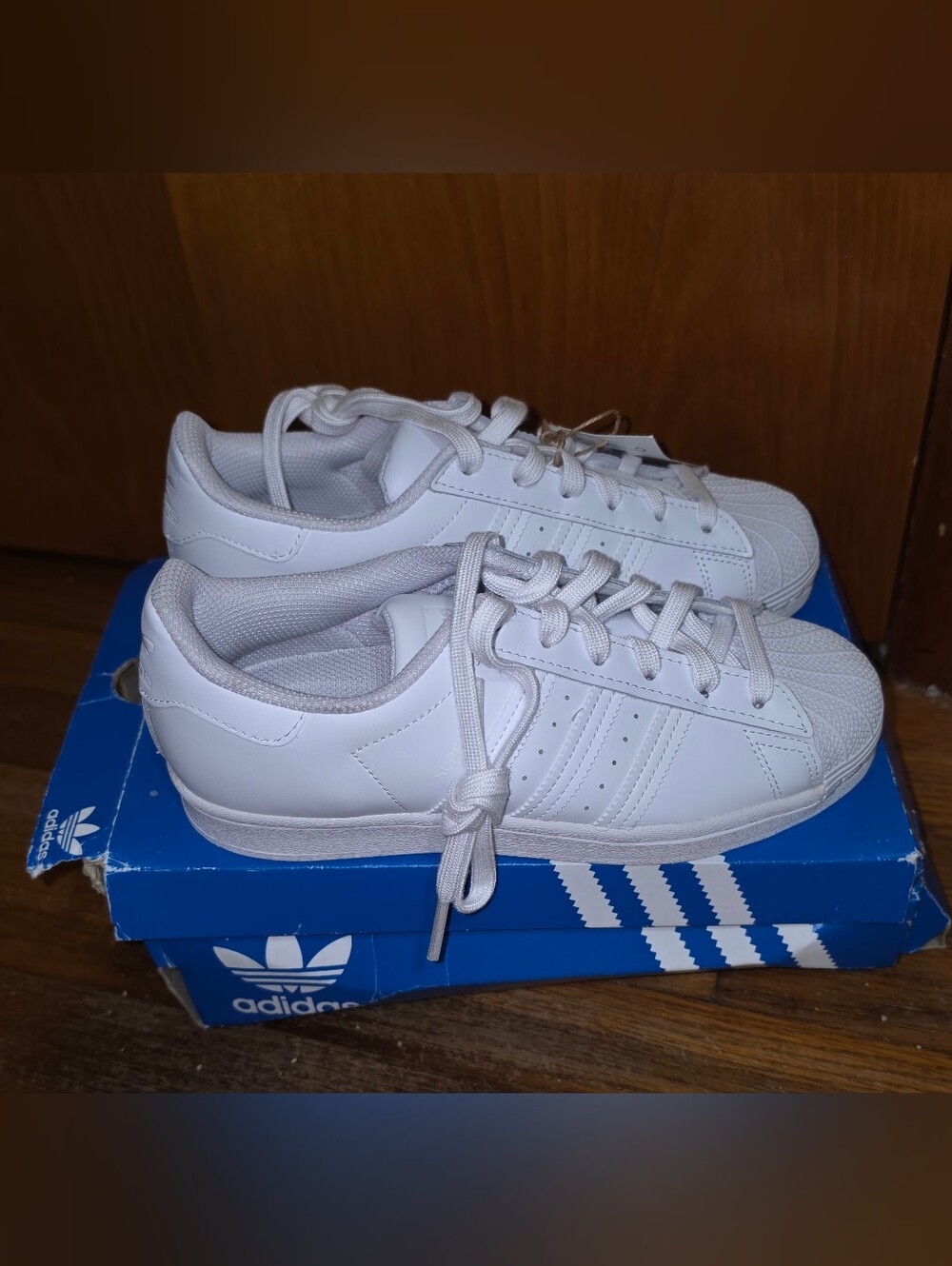 NWT 6.5 Women's adidas All White Low-Top Sneakere
